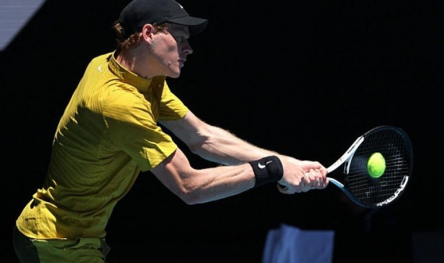 Kaiyun开云中国官网-墨尔本高温下拒绝冷门！辛纳3-1逆转艰难取胜，豪夺澳网17连胜