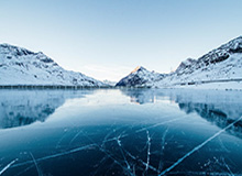 带球被断后维尼修斯边摊手边说着些什么，然后才投入比赛